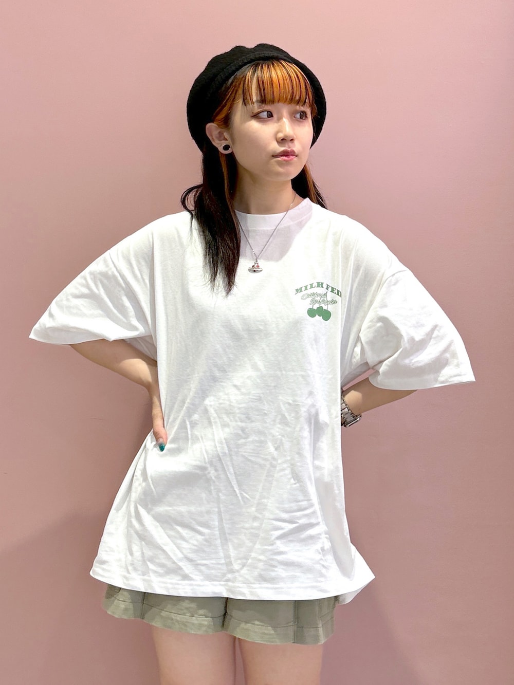 「みんなの白Tフェス、低身長コーデ、チェリー、ミルクフェド、ミルクフェド(MILKFED.)、MILKFED.、骨格ウェーブ、ショートパンツ、ビッグシルエット、ビッグT、ootd、シンプルコーデ、WEARyouthコーデ、休日スタイル、ZOZOセール2023夏」｜「RAY CASSINのアイテム（ハンチング/ベレー帽、ブラック系）」を使った、レイナさん（レディース・154cm）の夏コーディネートの3枚目の写真