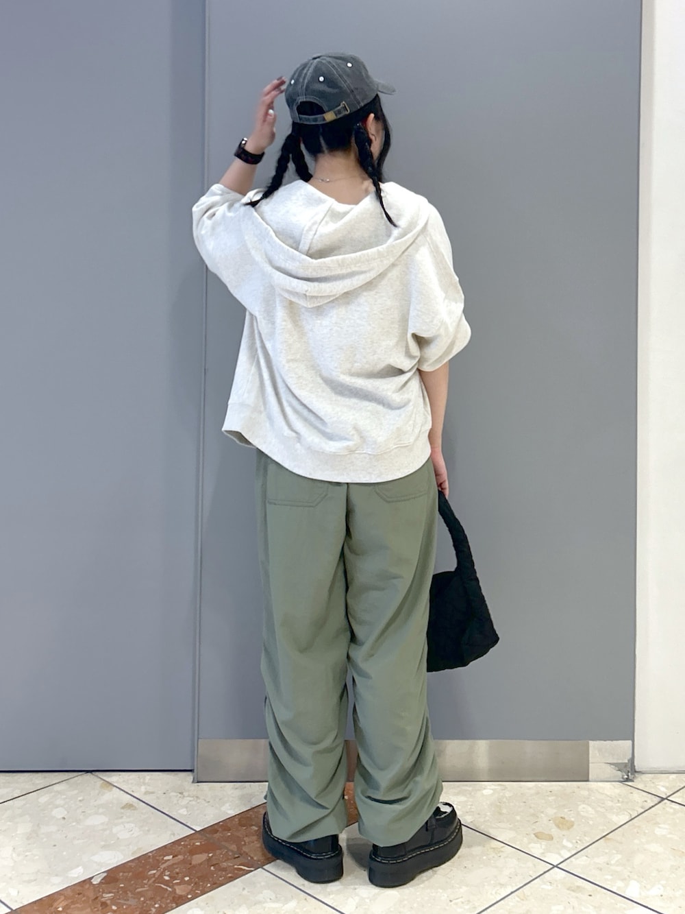 「ミルクフェド、ミルクフェド(MILKFED.)、MILKFED.、レイヤードスタイル、夏コーデ、ストリート、今日のコーデ、パンツコーデ、リラックススタイル、パーカー、キャップ女子、イージーパンツ、メンズライク、お出かけコーデ、ノースリーブ」｜「MILKFED.のCOLLEGE LOGO PATCH ZIP UP HOODIE（パーカー、ベージュ系）」を使った、レイナさん（レディース・154cm）の夏コーディネートの2枚目の写真