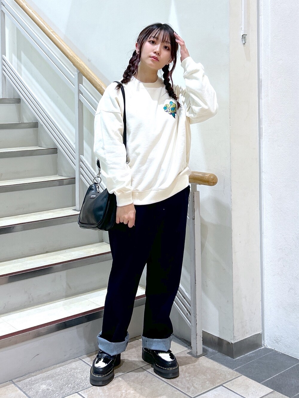 「ミルクフェド、ミルクフェド(MILKFED.)、MILKFED.、スウェット、トレーナー、グリッター、ラメ、デニムパンツ、ショルダーバッグ、レザーバッグ、お出かけコーデ、カジュアルコーデ、カラー×コーデ、冬を彩る色いろコーデ」｜「MILKFED.のPIPING BAG（ショルダーバッグ、ブラック系）」を使った、レイナさん（レディース・154cm）の冬コーディネートの2枚目の写真