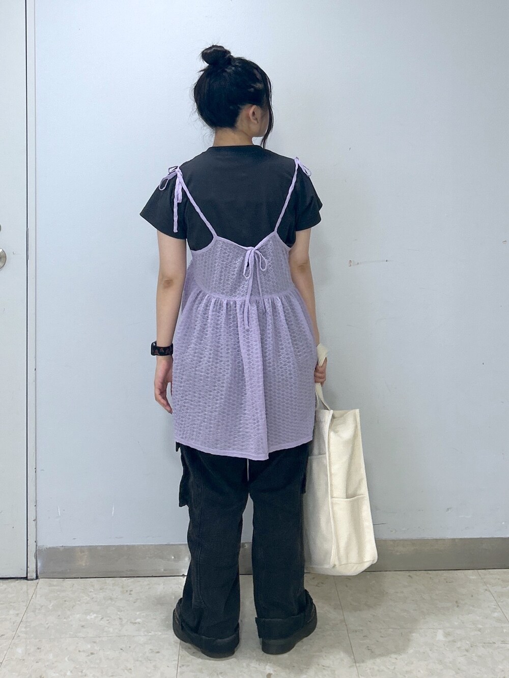 「ミルクフェド、ミルクフェド(MILKFED.)、MILKFED.、レイヤードスタイル、お出かけコーデ、アツいコーデ全部見せ、リボン、バレエコア、パープル、チビT、トートバッグ、154cmコーデ、デニムカーゴパンツ、カーゴパンツ、夏ファッション」｜「MILKFED.のRIBBON CAMISOLE（キャミソール、パープル系）」を使った、レイナさん（レディース・154cm）の夏コーディネートの2枚目の写真