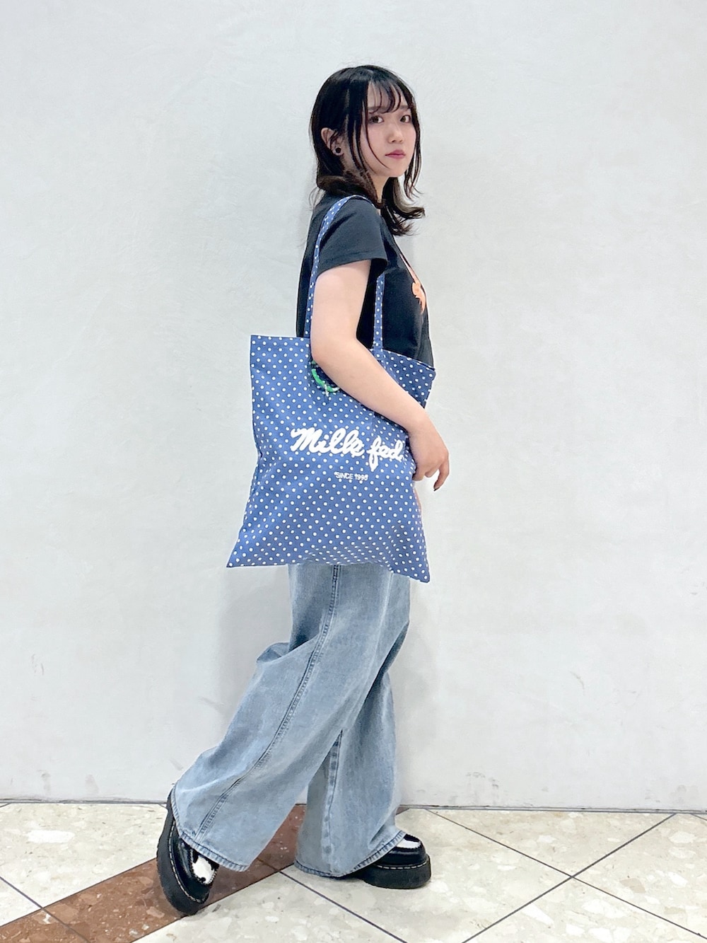 「ミルクフェド、ミルクフェド(MILKFED.)、MILKFED.、Tシャツ、デニムパンツ、ワイドデニム、トートバッグ、オレンジ、ストリート、初夏コーデ、着回しコーデ、カジュアル、Tシャツコーデ、ootd、大人カジュアル」｜「MILKFED.のELLIPSE LOGO NECKLACE（ネックレス、ピンク系）」を使った、レイナさん（レディース・154cm）の春コーディネートの2枚目の写真