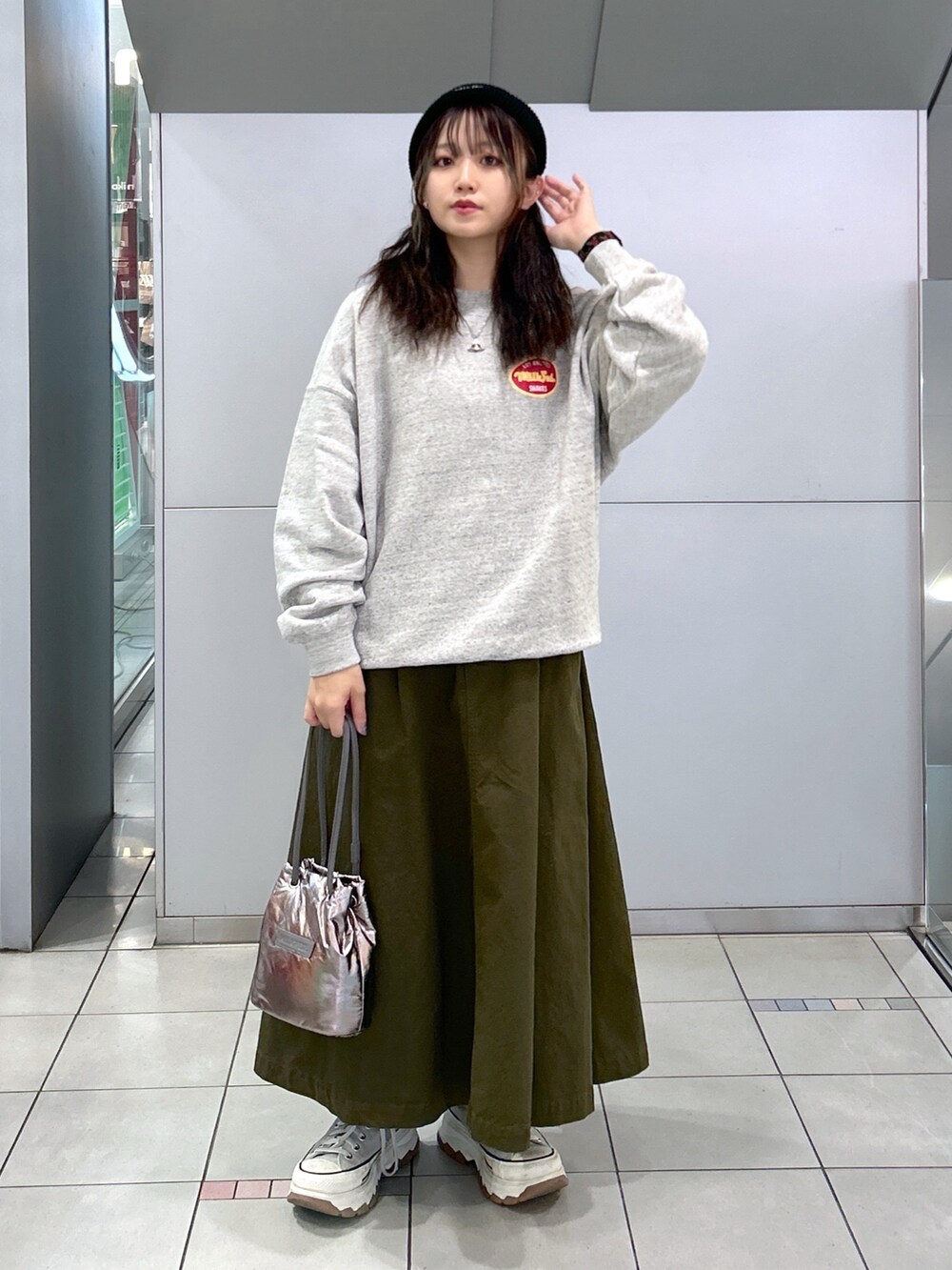 「WEARyouthコーデ、ミルクフェド、ミルクフェド(MILKFED.)、MILKFED.、トレーナー、スウェット、ショルダーバッグ、シルバー、ニット帽、お出かけコーデ、休日スタイル、ラクチンコーデ、ジャンスカ、今日のコーデ、ootd」｜「MILKFED.のSHAKE SHOP SWEATSHIRT（スウェット、その他）」を使った、レイナさん（レディース・154cm）の冬コーディネートの2枚目の写真