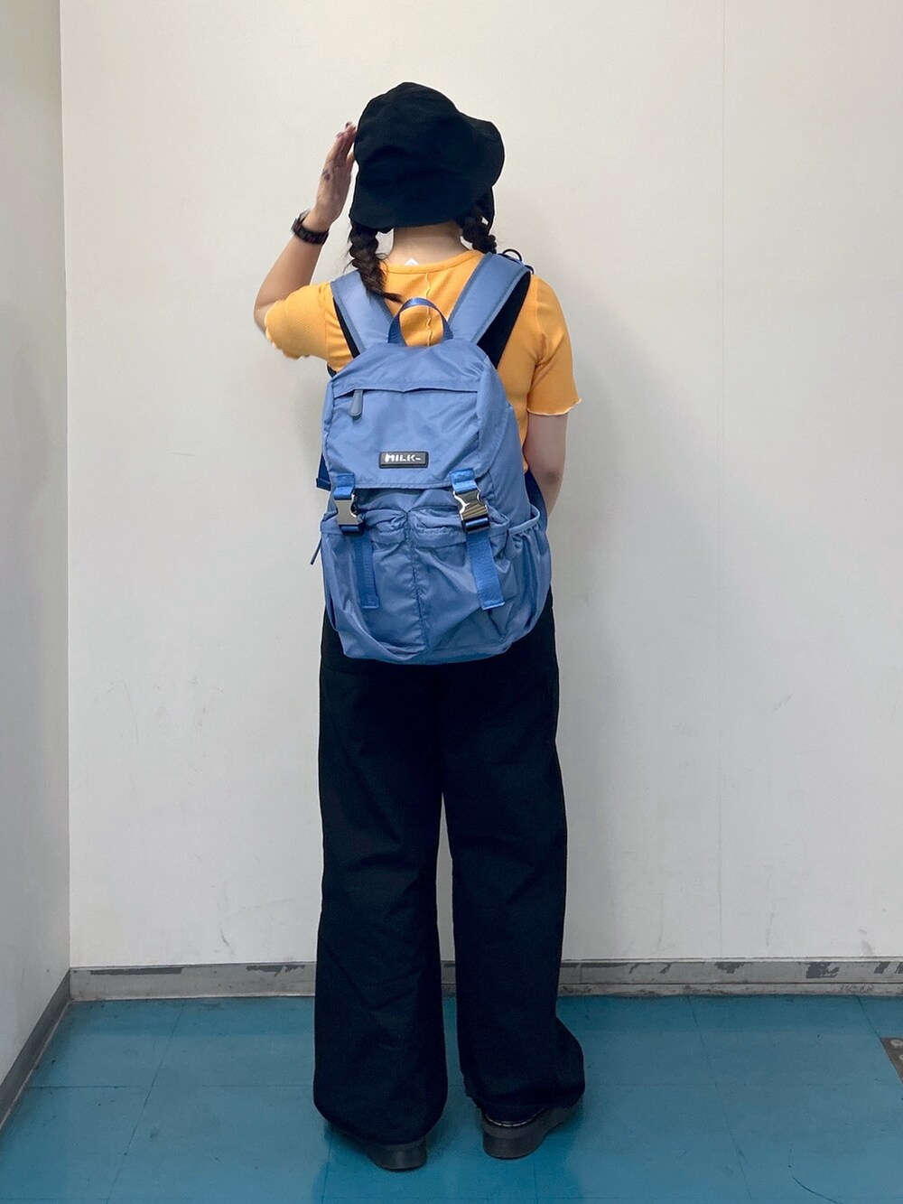 「ミルクフェド、ミルクフェド(MILKFED.)、MILKFED.、オーバーオール、サロペット、バックパック、リュック、耳付き帽子、似合うラボに行こう、オレンジ、ストリート、春コーデ、今日のコーデ、春服みてみて、カラーコーデ」｜「MILKFED.のLETTUCE EDGE S/S TOP（Tシャツ/カットソー、オレンジ系）」を使った、レイナさん（レディース・154cm）の冬コーディネートの2枚目の写真
