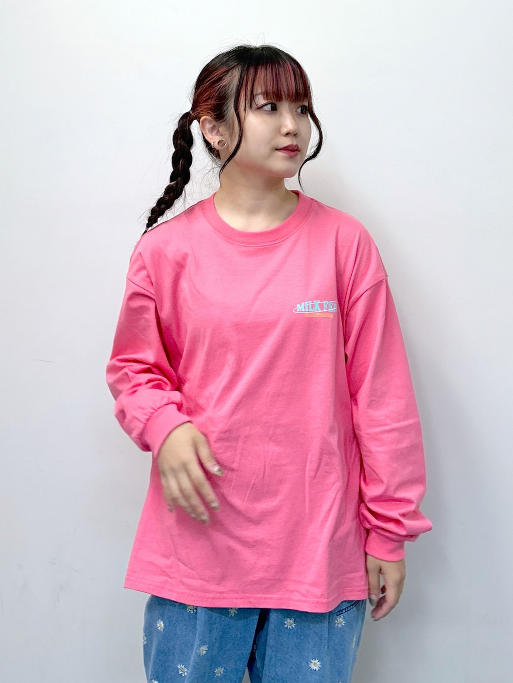 「WEARyouthコーデ、秋服準備はじめました、ミルクフェド、ミルクフェド(MILKFED.)、MILKFED.、サロペット、ロンT、お洒落さんとつながりたい、大人カジュアル、秋先取りコーデ、今日のコーデ、カジュアルコーデ、Kawaii、ootd、骨格ウェーブ」｜「MILKFED.のGO AROUND MILKFED WIDE L/S TEE（Tシャツ/カットソー、ピンク系）」を使った、レイナさん（レディース・154cm）の夏コーディネートの3枚目の写真