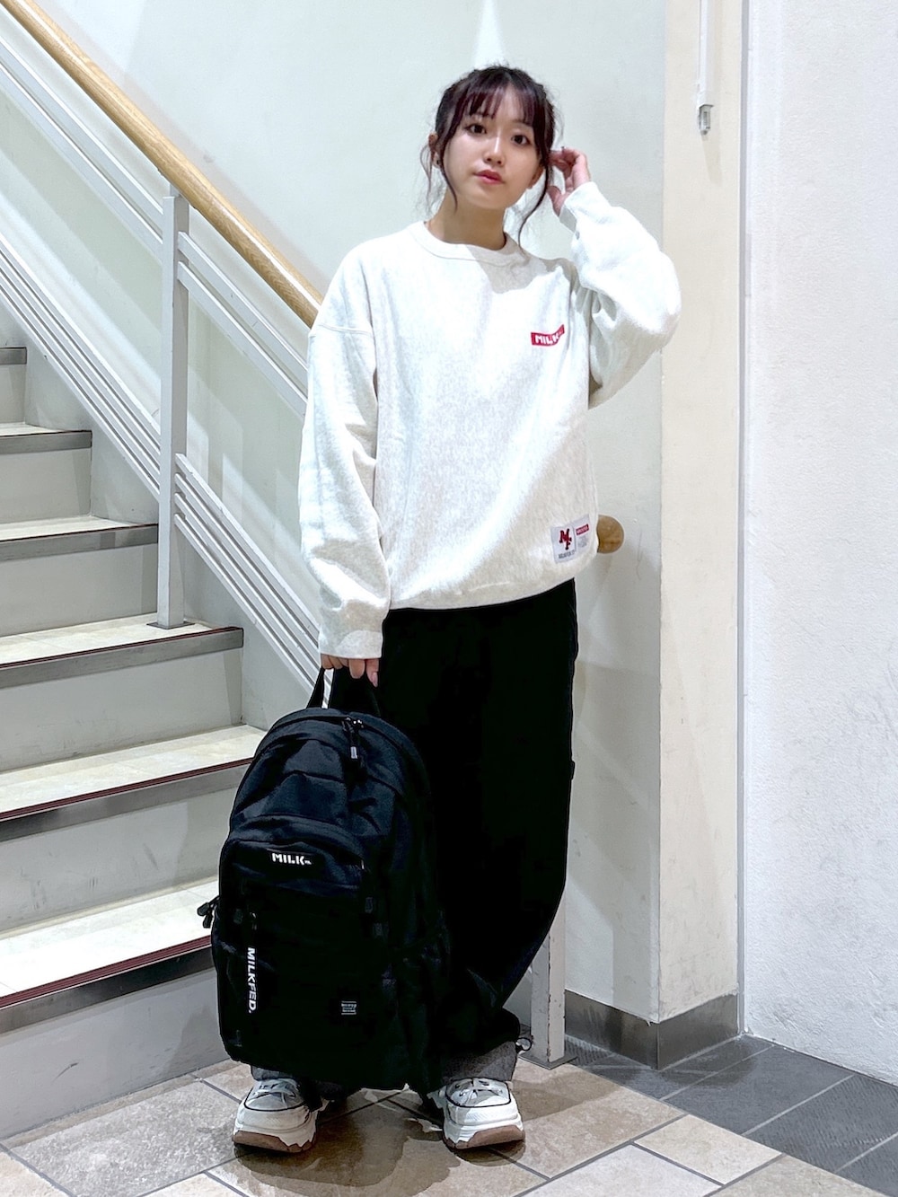 「ミルクフェド、ミルクフェド(MILKFED.)、MILKFED.、Champion、チャンピオン、トレーナー、スウェット、オーバーサイズ、ストリート、ストリートコーデ、メンズライク、ボーイズライク、バックパック、リュック、デニムパンツ」｜「MILKFED.のMILKFED.ⅹCHAMPION SWEAT TOP（スウェット、ベージュ系）」を使った、レイナさん（レディース・154cm）の秋コーディネートの2枚目の写真