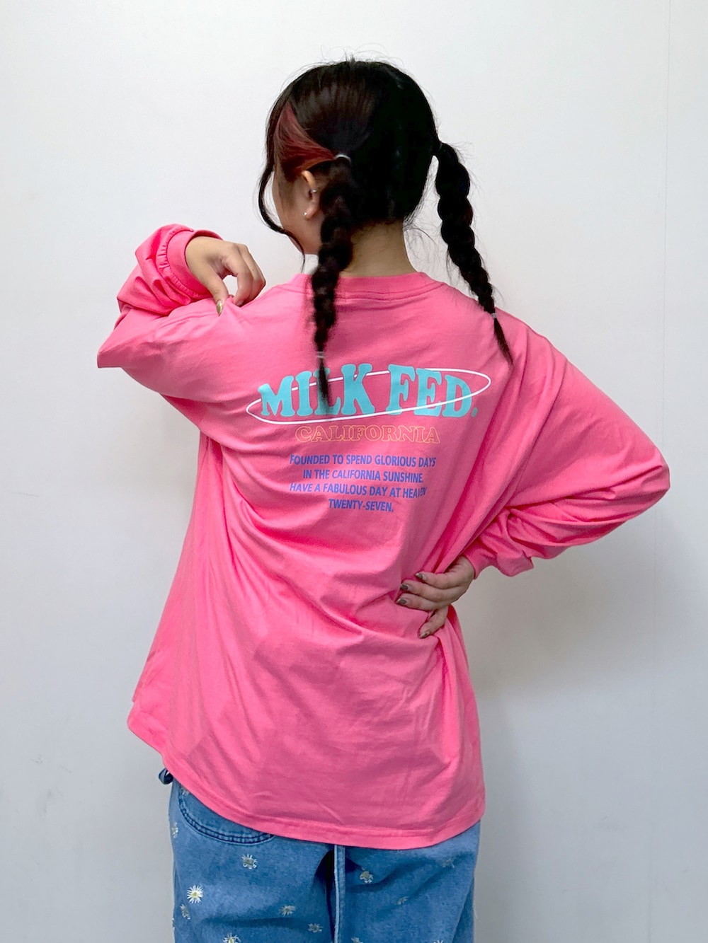 「WEARyouthコーデ、秋服準備はじめました、ミルクフェド、ミルクフェド(MILKFED.)、MILKFED.、サロペット、ロンT、お洒落さんとつながりたい、大人カジュアル、秋先取りコーデ、今日のコーデ、カジュアルコーデ、Kawaii、ootd、骨格ウェーブ」｜「MILKFED.のGO AROUND MILKFED WIDE L/S TEE（Tシャツ/カットソー、ピンク系）」を使った、レイナさん（レディース・154cm）の夏コーディネートの4枚目の写真