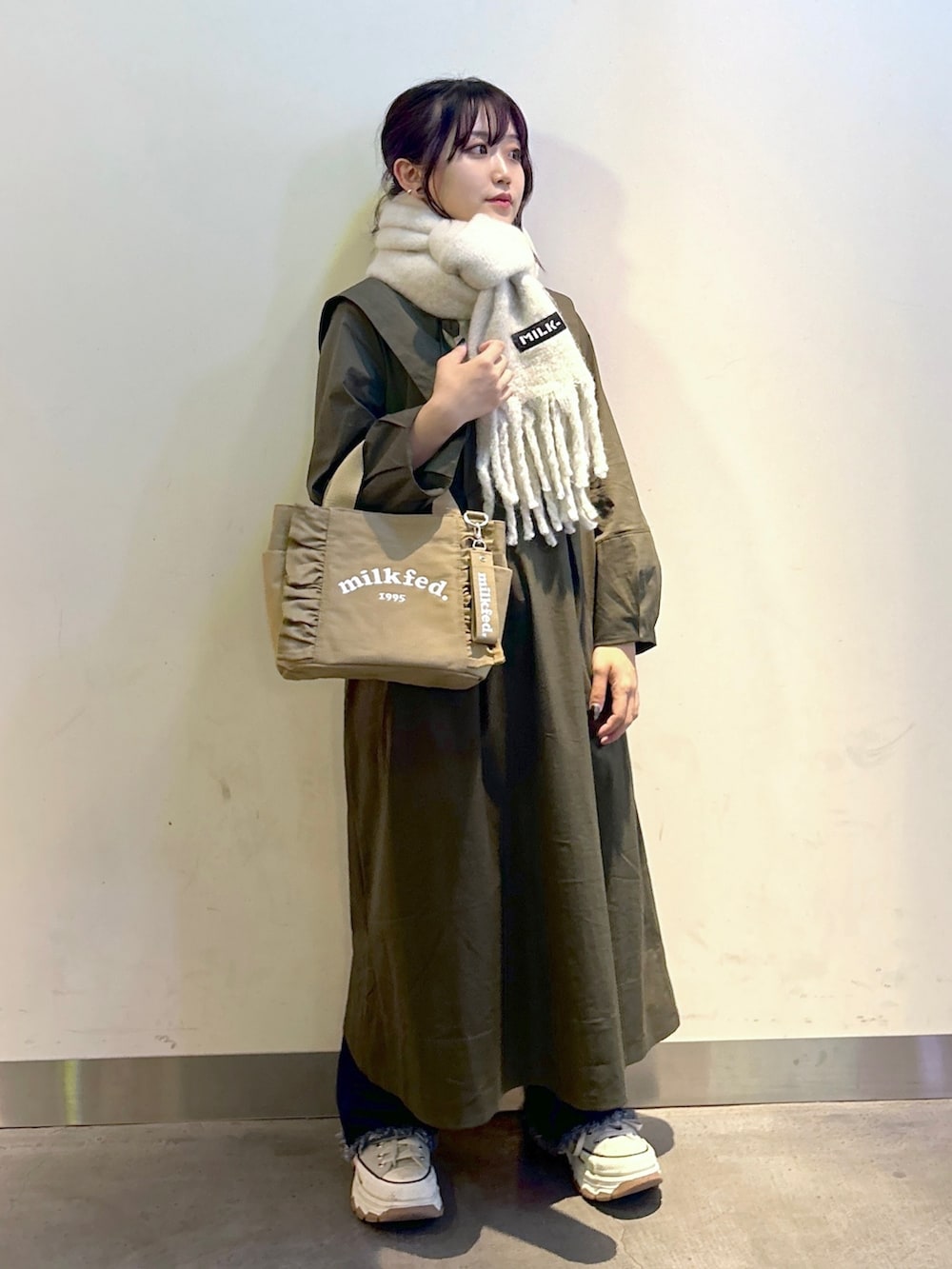 「秋服まるっと大公開、ミルクフェド、ミルクフェド(MILKFED.)、MILKFED.、マフラー、マフラーぐるぐる、ストール、秋服準備はじめました、お洒落さんとつながりたい、オトナ女子、オトナカジュアル、大人かわいい、きれいめカジュアル、カラー×コーデ、カジュアルコーデ」｜「MILKFED.のBASIC SOLID STOLE（ストール/ショール、ホワイト系）」を使った、レイナさん（レディース・154cm）の秋コーディネートの3枚目の写真