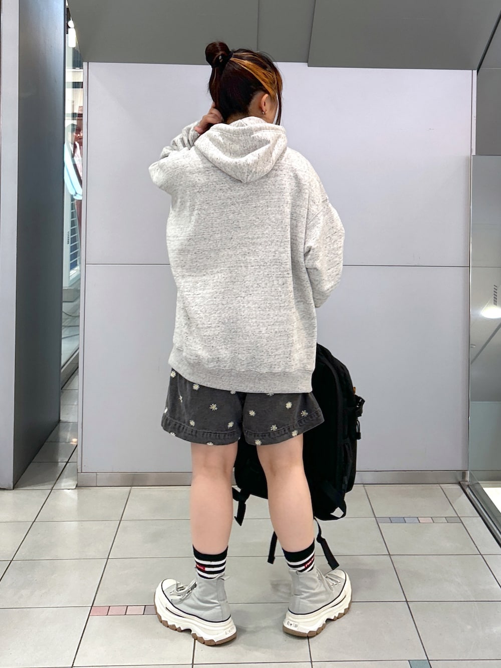 「ミルクフェド、ミルクフェド(MILKFED.)、MILKFED.、ショートパンツ、サロペット、バックパック、リュック、フーディー、ビッグシルエット、パーカーコーデ、パーカー グレー、ゆるコーデ、おしゃれさんと繋がりたい、初秋コーデ、秋服コーデ」｜「MILKFED.のINITIALS SWEAT HOODIE（パーカー、その他）」を使った、レイナさん（レディース・154cm）の夏コーディネートの2枚目の写真