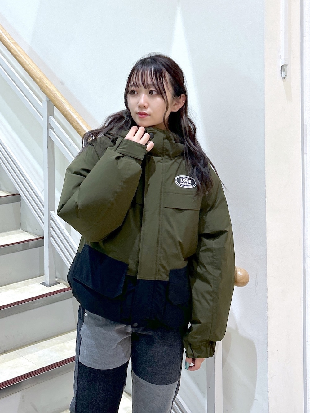 「ファッションを楽しもう、WEARyouthコーデ、ミルクフェド、ミルクフェド(MILKFED.)、MILKFED.、マウンテンライトジャケット、マウンテンパーカー、アウター、ダウンジャケット、デニムパンツ、パッチワーク、パッチワークデニム、秋冬コーデ、ビッグシルエット、アウトドアスタイル」｜「MILKFED.のPATCHWORK DENIM PANTS（デニムパンツ、ブラック系）」を使った、レイナさん（レディース・154cm）の秋コーディネートの2枚目の写真