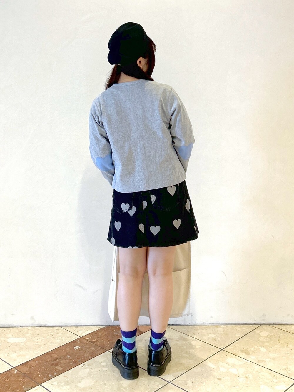 「ミルクフェド、ミルクフェド(MILKFED.)、MILKFED.、カーディガン、デニムスカート、ミニスカート、ハート、グレー、トートバッグ、キャンバストート、ベレー帽、着回しコーデ、今日のコーデ、お出かけコーデ、オトナカジュアル」｜「MILKFED.のHEART ELBOW CARDIGAN（カーディガン/ボレロ、グレー系）」を使った、レイナさん（レディース・154cm）の春コーディネートの2枚目の写真