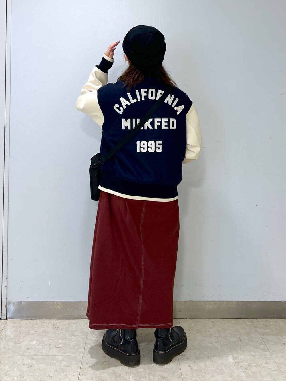 「WEARyouthコーデ、ミルクフェド、ミルクフェド(MILKFED.)、MILKFED.、ストリート、ママコーデ、スタジャン、ニット帽、ワンピース、ショルダーバッグ、クリスマスに着たい服、デートスタイル（WOMEN）、冬アウター、マイベストコーデ2023、オトナカジュアル」｜「MILKFED.のBAR LOGO CRASH KNIT CAP（ニットキャップ/ビーニー、ブラック系）」を使った、レイナさん（レディース・154cm）の冬コーディネートの2枚目の写真