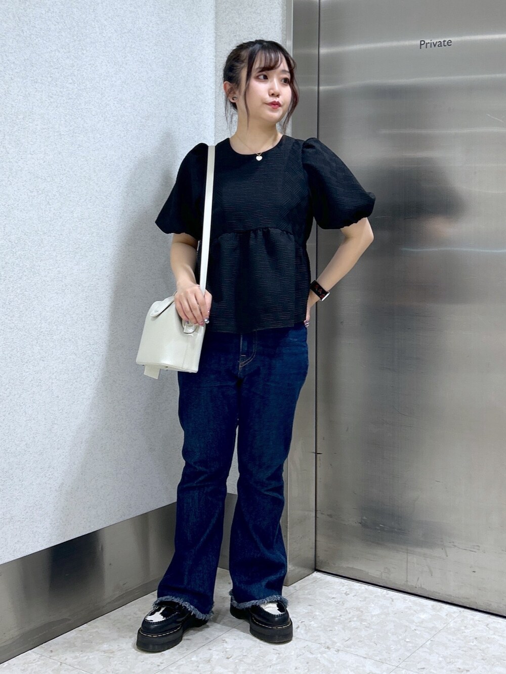 「ミルクフェド、ミルクフェド(MILKFED.)、MILKFED.、フレアデニム、パフスリーブ、ブラウス、春服みてみて、大人かわいい、お出かけコーデ、デートコーデ、ショルダーバッグ、ドクターバッグ、大人ガーリー、きれいめコーディネート、骨格ウェーブ」｜「MILKFED.のPUFF SLEEVE BLOUSE（シャツ/ブラウス、ブラック系）」を使った、レイナさん（レディース・154cm）の春コーディネートの2枚目の写真