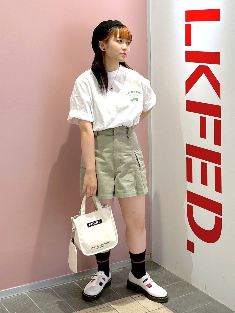 「みんなの白Tフェス、低身長コーデ、チェリー、ミルクフェド、ミルクフェド(MILKFED.)、MILKFED.、骨格ウェーブ、ショートパンツ、ビッグシルエット、ビッグT、ootd、シンプルコーデ、WEARyouthコーデ、休日スタイル、ZOZOセール2023夏」｜「RAY CASSINのアイテム（ハンチング/ベレー帽、ブラック系）」を使った、レイナさん（レディース・154cm）の夏コーディネートの2枚目の写真