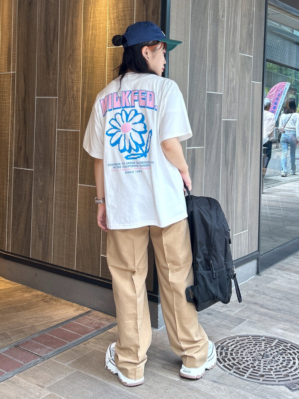 「WEARyouthコーデ、夏だ！Tシャツ着よう！、みんなの白Tフェス、バックパック、リュック、キャップ女子、シンプルスタイル、ミルクフェド、ミルクフェド(MILKFED.)、MILKFED.、カジュアルスタイル、骨格ウェーブ、低身長女子、フェススタイル、おしゃれさんと繋がりたい」｜「MILKFED.のFLOWER SS TOP（Tシャツ/カットソー、ホワイト系）」を使った、レイナさん（レディース・154cm）の夏コーディネートの2枚目の写真