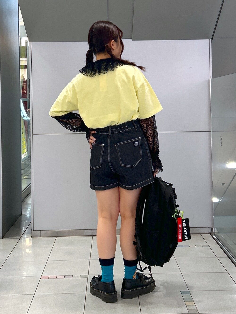 「ミルクフェド、ミルクフェド(MILKFED.)、MILKFED.、Tシャツ、レイヤードスタイル、キュロット、リュック、バックパック、イエロー」｜「MILKFED.のLACE BLOUSE（シャツ/ブラウス、ブラック系）」を使った、レイナさん（レディース・154cm）の春コーディネートの3枚目の写真