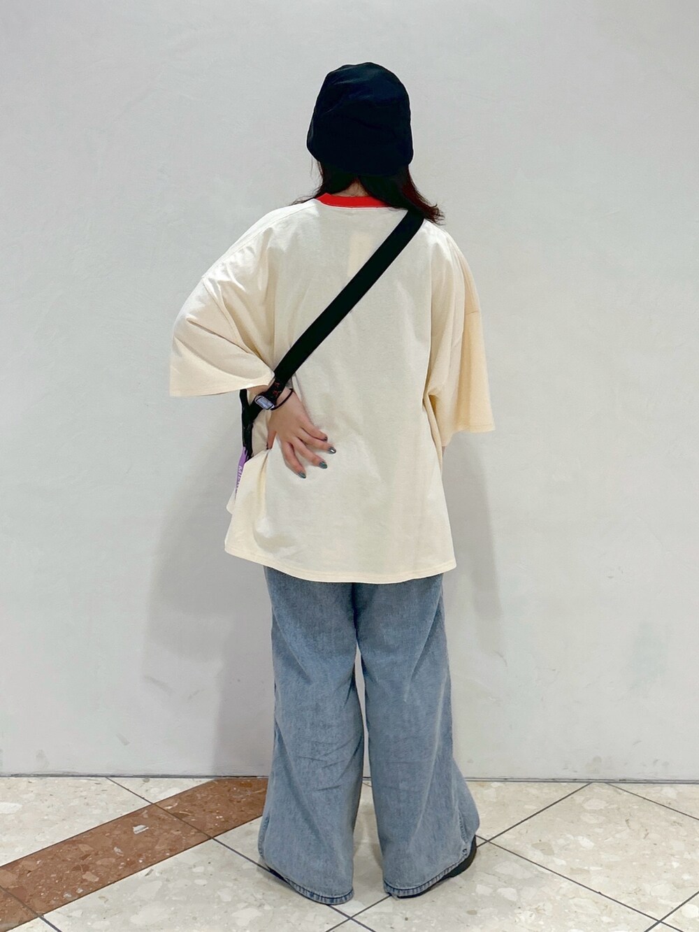 「ミルクフェド、ミルクフェド(MILKFED.)、MILKFED.、ビッグシルエット、ビッグT、ショルダーバッグ、バケハ、バケットハット、デニムパンツ、ワイドデニム、ストリート、カジュアルコーデ、ラクチンコーデ、お出かけコーデ、春のNewスタイル」｜「MILKFED.のBIG POCKETS PANTS（デニムパンツ、ブルー系）」を使った、レイナさん（レディース・154cm）の春コーディネートの2枚目の写真
