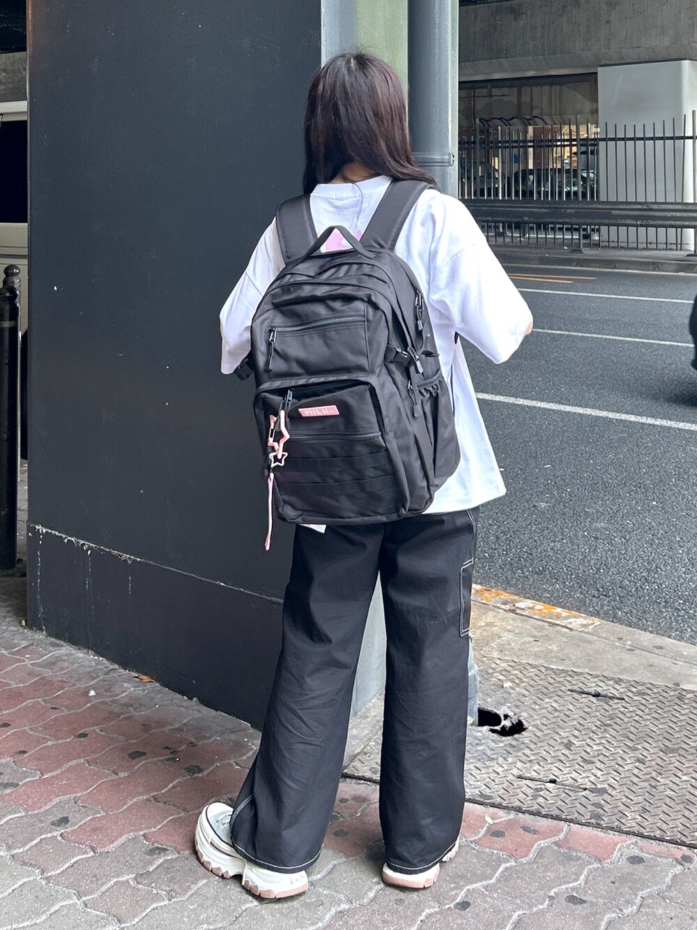 「ミルクフェド、ミルクフェド(MILKFED.)、MILKFED.、みんなの白Tフェス、ビッグシルエット、リュック、バックパック、シンプルコーデ、ZOZOセール2023夏、休日スタイル、低身長コーデ、ootd、厚底スニーカー、骨格ウェーブ、ブラックコーデ」｜「MILKFED.のBEAT WIDE S/S TEE（Tシャツ/カットソー、ホワイト系）」を使った、レイナさん（レディース・154cm）の夏コーディネートの3枚目の写真