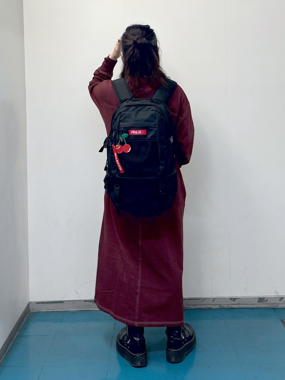 「ミルクフェド、ミルクフェド(MILKFED.)、MILKFED.、ワンピース、リュック、バックパック、お出かけコーデ、ストリート、マイベストコーデ2023、シンプルコーデ、低身長女子、ママコーデ、シャツワンピ、カラー×コーデ、休日スタイル」｜「MILKFED.のFOOTBALL DRESS（ワンピース、ブラウン系）」を使った、レイナさん（レディース・154cm）の冬コーディネートの3枚目の写真