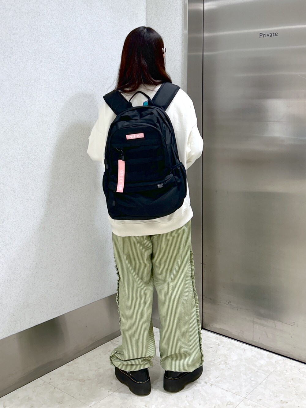 「ミルクフェド、ミルクフェド(MILKFED.)、MILKFED.、スウェット、トレーナー、ワイドパンツ、ストライプ、ラッフルフリル、グリーン、リュック、バックパック、ピンク、お出かけコーデ、春服みてみて、ootd」｜「MILKFED.のSTRIPPED RUFFLE PANTS（その他パンツ、グリーン系）」を使った、レイナさん（レディース・154cm）の春コーディネートの2枚目の写真