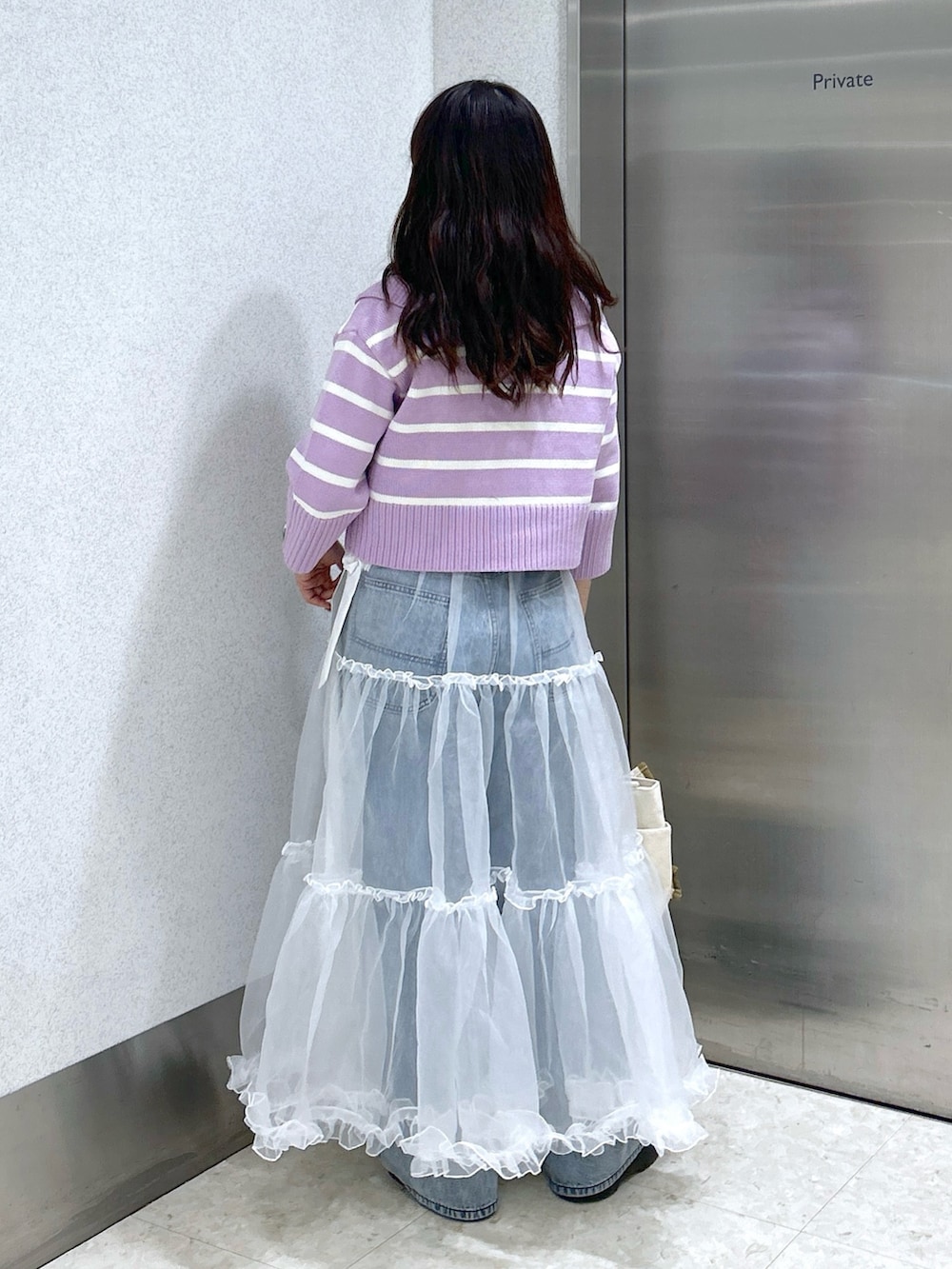 「ミルクフェド、ミルクフェド(MILKFED.)、MILKFED.、カーディガン、チュールスカート、シースルースカート、ラッフルフリル、パープル、ショルダーバッグ、キャンバスバッグ、春ファッション、スカートスタイル、お出かけコーデ、大人カジュアル、ホワイト」｜「MILKFED.のSTRIPED KNIT CARDIGAN（カーディガン/ボレロ、パープル系）」を使った、レイナさん（レディース・154cm）の春コーディネートの2枚目の写真