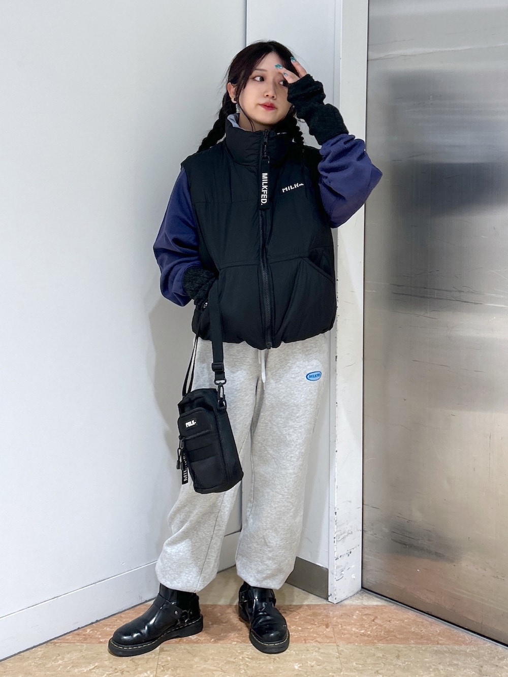 「Dr.Martens、MILKFED.、ミルクフェド、ミルクフェド(MILKFED.)、スウェットパンツ、パファーベスト、ベスト、スポーツミックス、ボーイズライク、メンズライク、アームウォーマー、ハーフジップ、骨格ウェーブ、重ね着ベストシーズン、休日スタイル」｜「MILKFED.のOVAL LOGO SWEAT PANTS（スウェットパンツ、グレー系）」を使った、レイナさん（レディース・154cm）の秋コーディネートの2枚目の写真