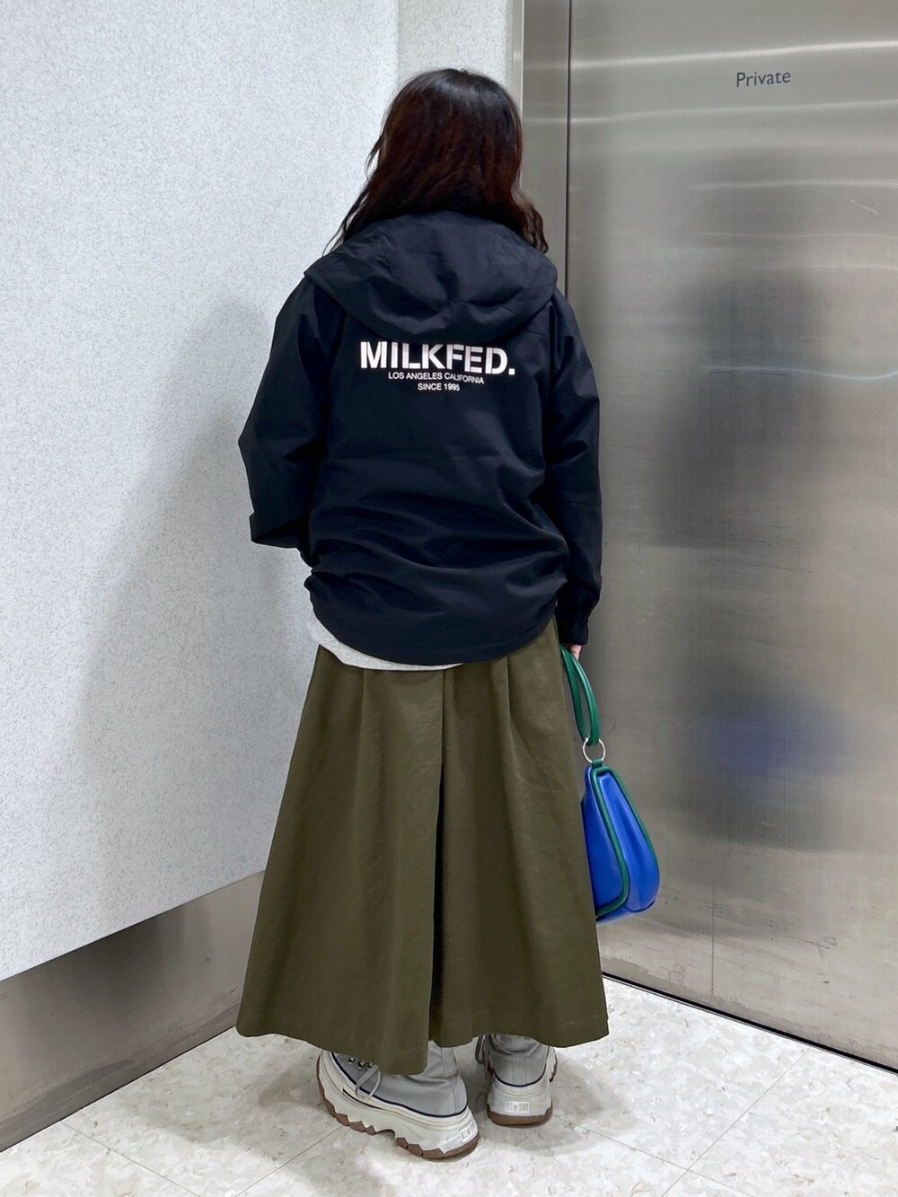 「ミルクフェド、ミルクフェド(MILKFED.)、MILKFED.、ジャケット、マウンテンパーカー、クリスマスコーデ、アウター、冬アウター、冬ファッション、ストリート、お出かけコーデ、休日スタイル、低身長女子、ハンドバッグ、converse」｜「MILKFED.のLOGO MOUNTAIN PARKA（マウンテンパーカー、ブラック系）」を使った、レイナさん（レディース・154cm）の冬コーディネートの2枚目の写真
