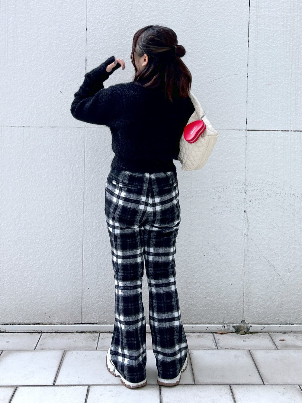 「ミルクフェド、ミルクフェド(MILKFED.)、MILKFED.、お出かけコーデ、チェックパンツ、キルティング、キルティングバッグ、カーディガン、カーディガンコーデ、クリスマスに着たい服、マイベストコーデ2023、冬アウター、デートコーデ、きれいめコーディネート、ローファー」｜「MILKFED.のPLAID FLARE PANTS（その他パンツ、ブラック系）」を使った、レイナさん（レディース・154cm）の冬コーディネートの2枚目の写真