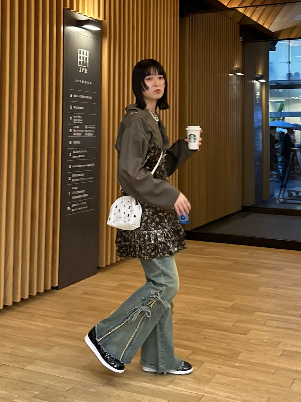 「CIAOPANICの裾リボンハイウエストフレアデニム（デニムパンツ、ベージュ系）」を使った、oairidaoさん（レディース・166cm）の冬コーディネートの2枚目の写真