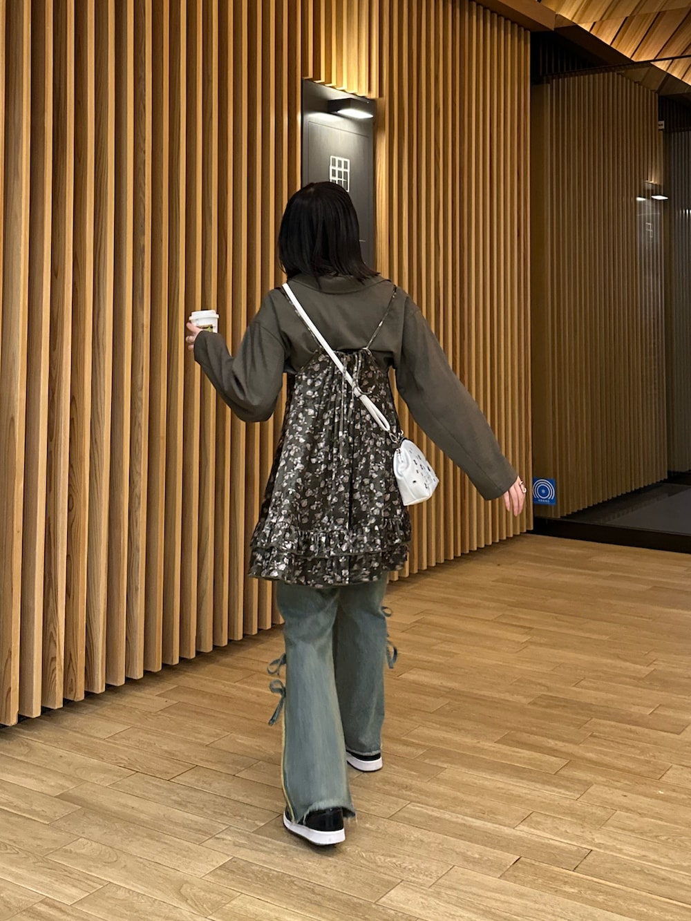 「CIAOPANICの裾リボンハイウエストフレアデニム（デニムパンツ、ベージュ系）」を使った、oairidaoさん（レディース・166cm）の冬コーディネートの3枚目の写真