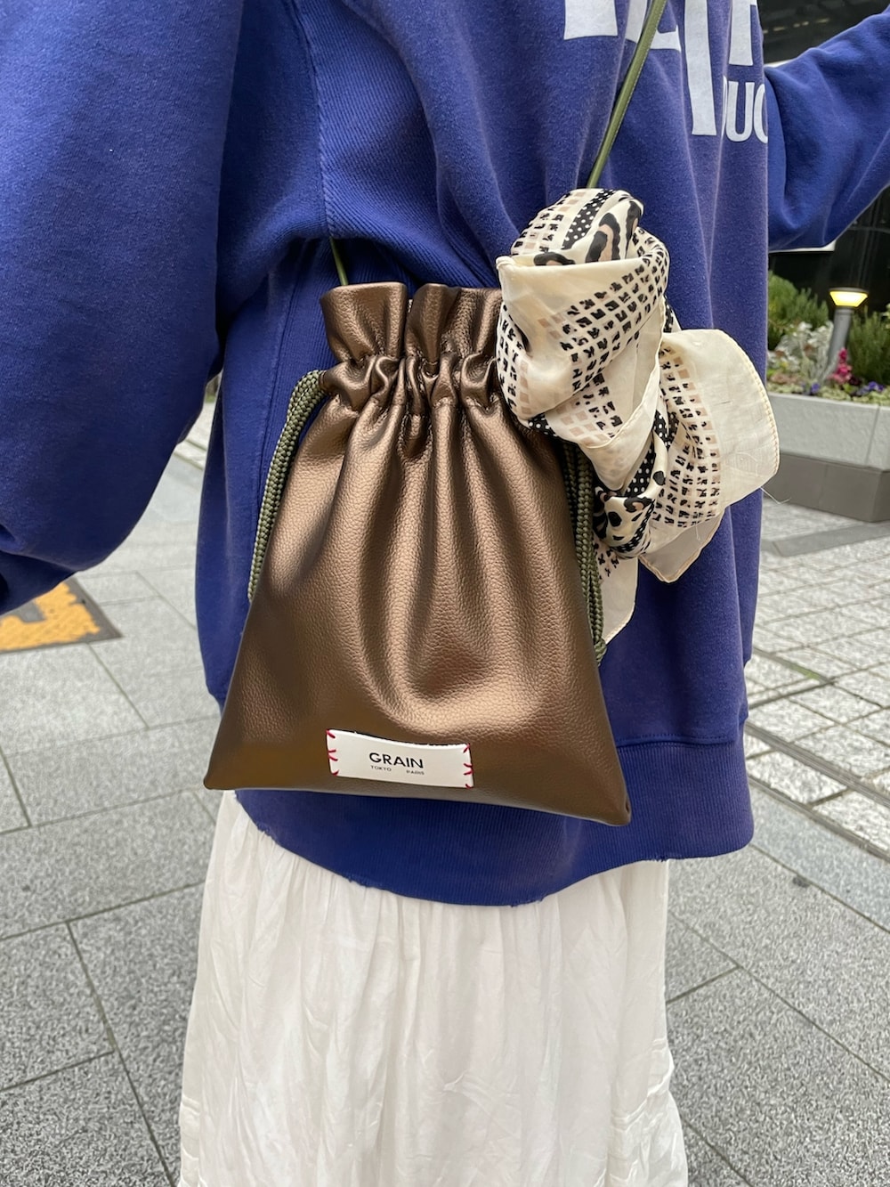 「レイヤードスタイル、ストリート、スウェット、古着MIX」｜「GRAINの【GRAIN/グレイン】バイカラーミニ巾着ショルダーバッグ ＃Owl（ショルダーバッグ、ゴールド系）」を使った、oairidaoさん（レディース・166cm）の冬コーディネートの2枚目の写真