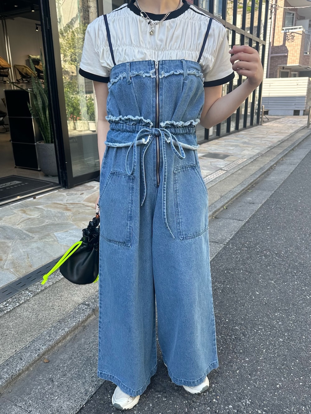 「CIAOPANICの【フリンジベルト付】デニムベアサロペット（サロペット/オーバーオール、ブルー系）」を使った、oairidaoさん（レディース・166cm）の春コーディネートの3枚目の写真