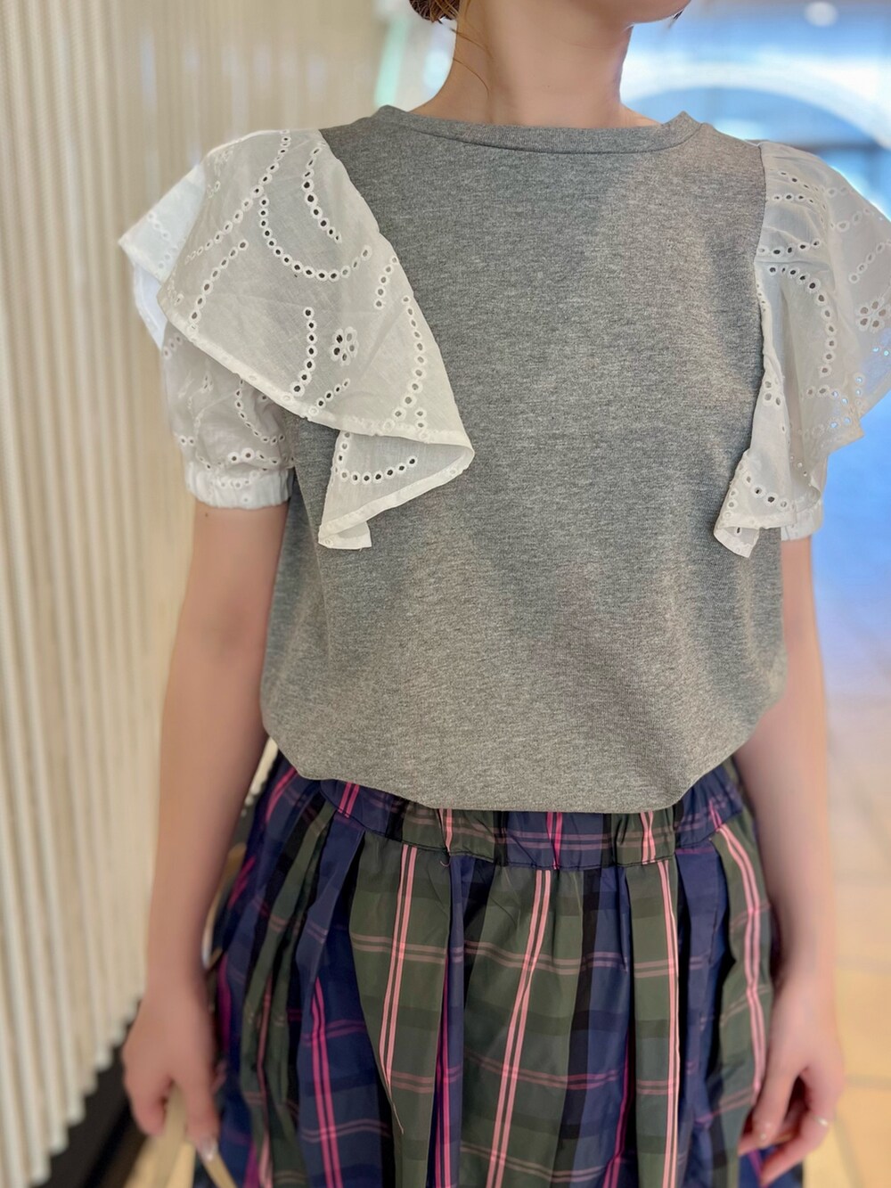 グリーン系のスカート、グレー系のTシャツ/カットソー、ホワイト系のショルダーバッグを着用したレディースの春コーディネートの4枚目の写真