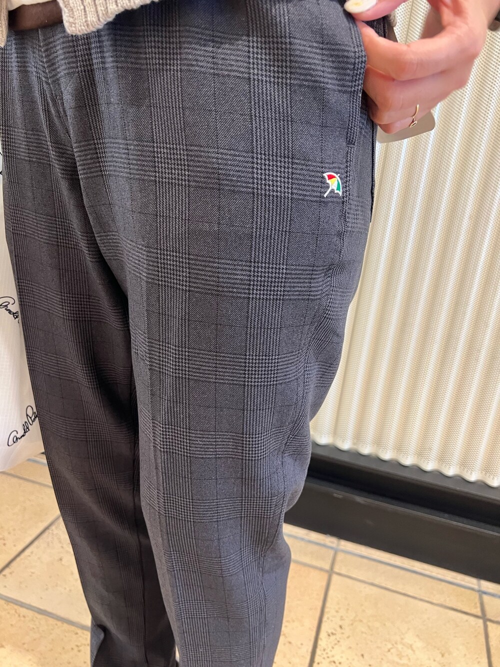 グレー系のカーディガン/ボレロ、グレー系のその他パンツ、ホワイト系のTシャツ/カットソーを着用したレディースの秋コーディネートの5枚目の写真