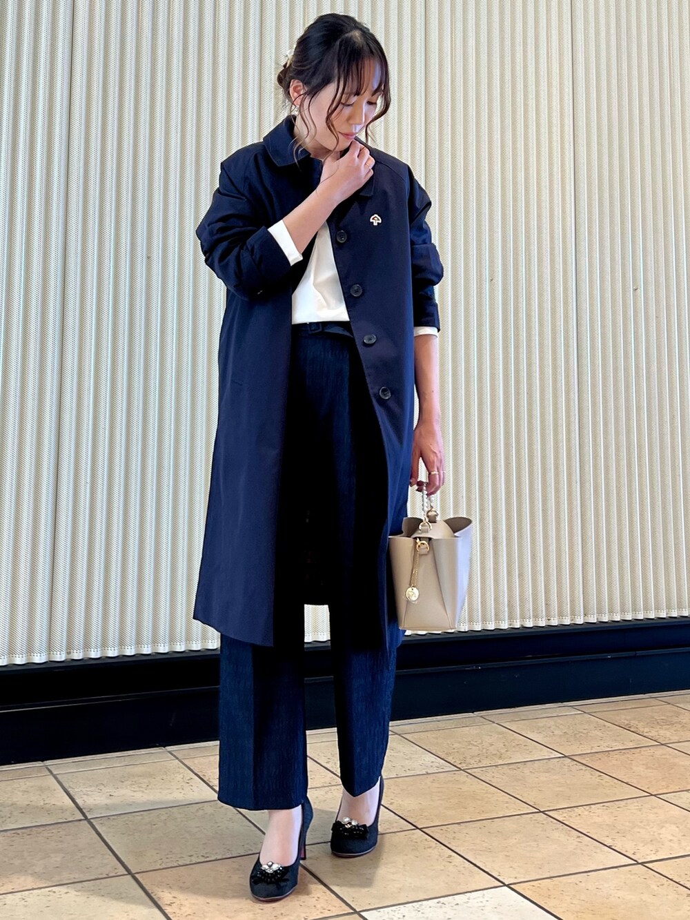 ホワイト系のシャツ/ブラウス、ブルー系のステンカラーコート、ブルー系のその他パンツを着用したレディースの冬コーディネートの4枚目の写真