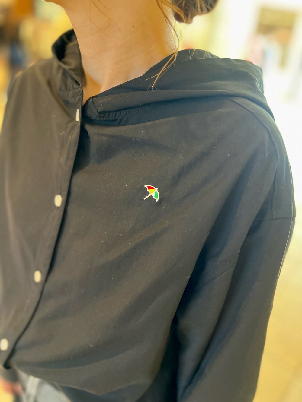 ブラック系のシャツ/ブラウス、ブラック系のスカート、ブラック系のトートバッグを着用したレディースの春コーディネートの4枚目の写真