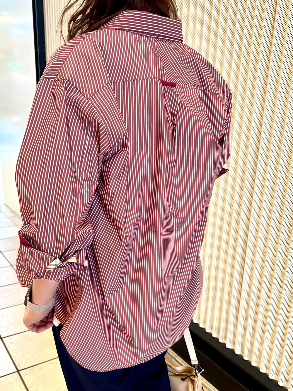 レッド系のシャツ/ブラウス、ホワイト系のシャツ/ブラウス、ブラック系のその他パンツを着用したレディースの夏コーディネートの5枚目の写真