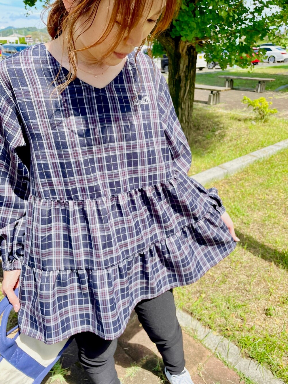 ブラック系のその他パンツ、ブルー系のスニーカー、ブルー系のトートバッグを着用したレディースの秋コーディネートの4枚目の写真