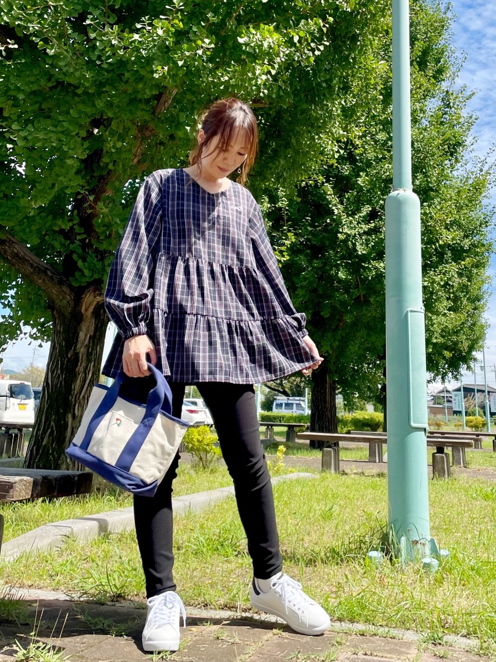 ブラック系のその他パンツ、ブルー系のスニーカー、ブルー系のトートバッグを着用したレディースの秋コーディネートの3枚目の写真