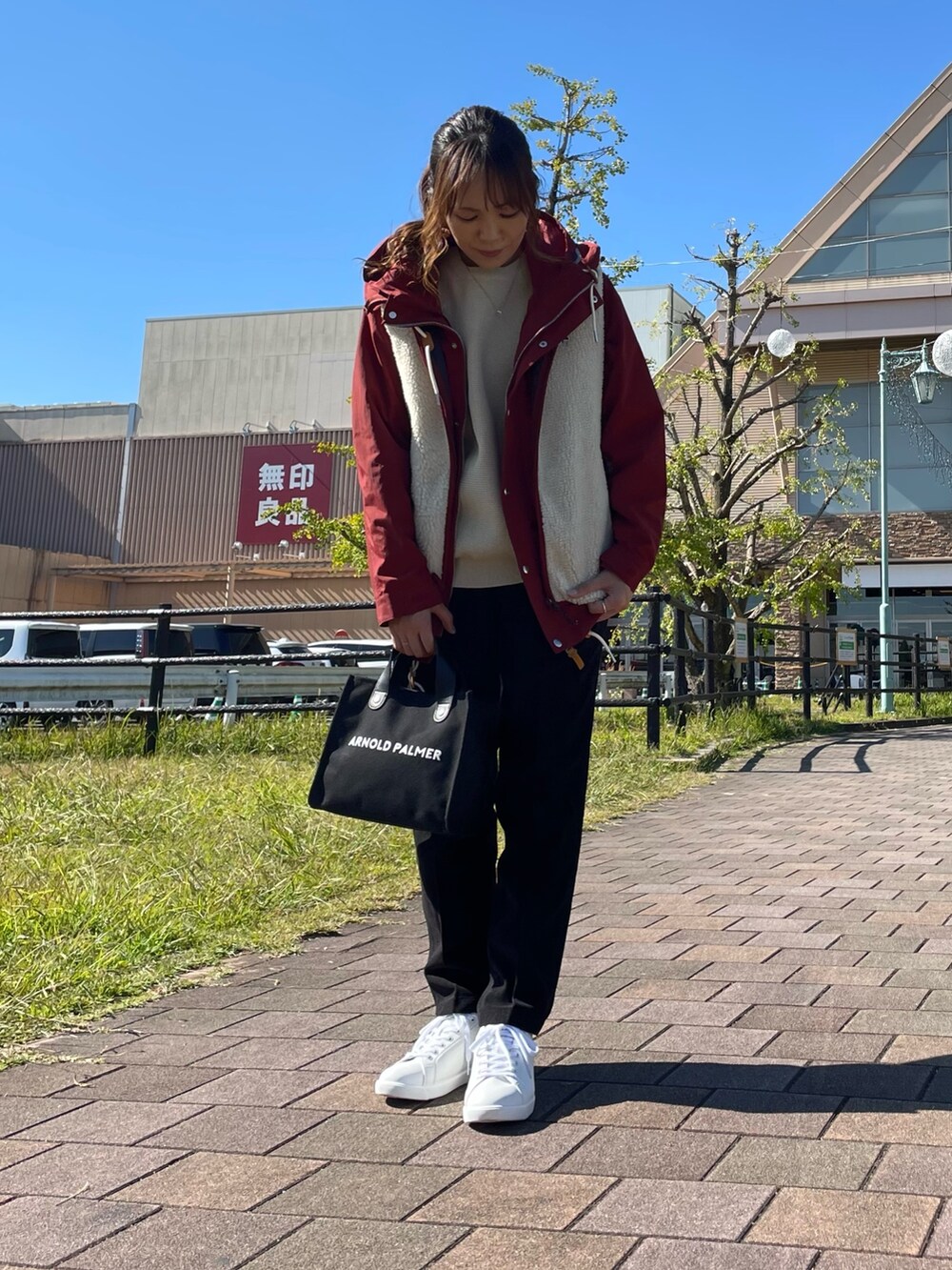 ブラック系のトートバッグ、ブラック系のその他パンツ、ホワイト系のニット/セーターを着用したレディースの秋コーディネートの3枚目の写真