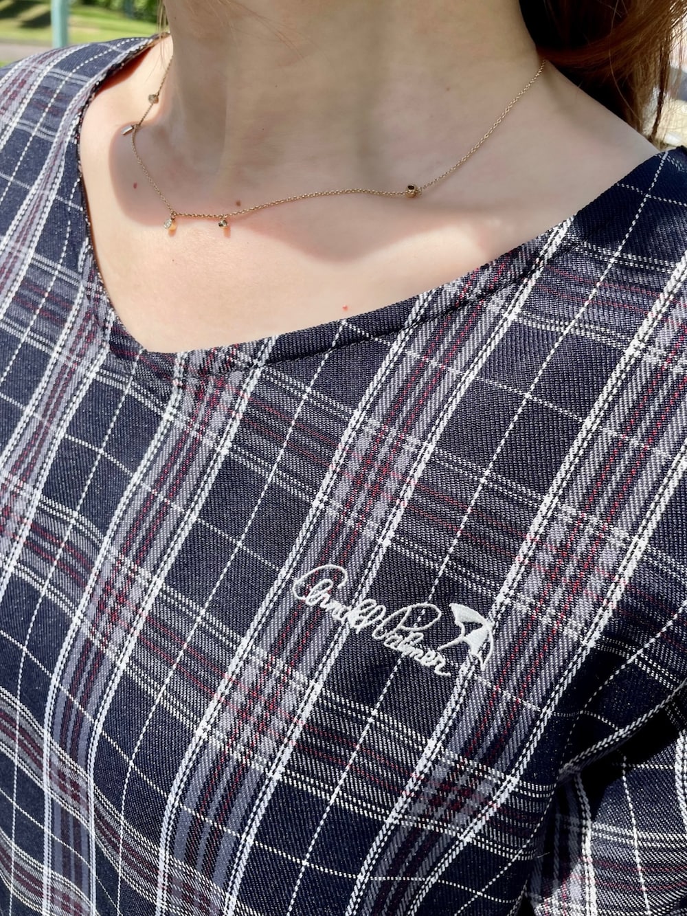 ブラック系のその他パンツ、ブルー系のスニーカー、ブルー系のトートバッグを着用したレディースの秋コーディネートの5枚目の写真