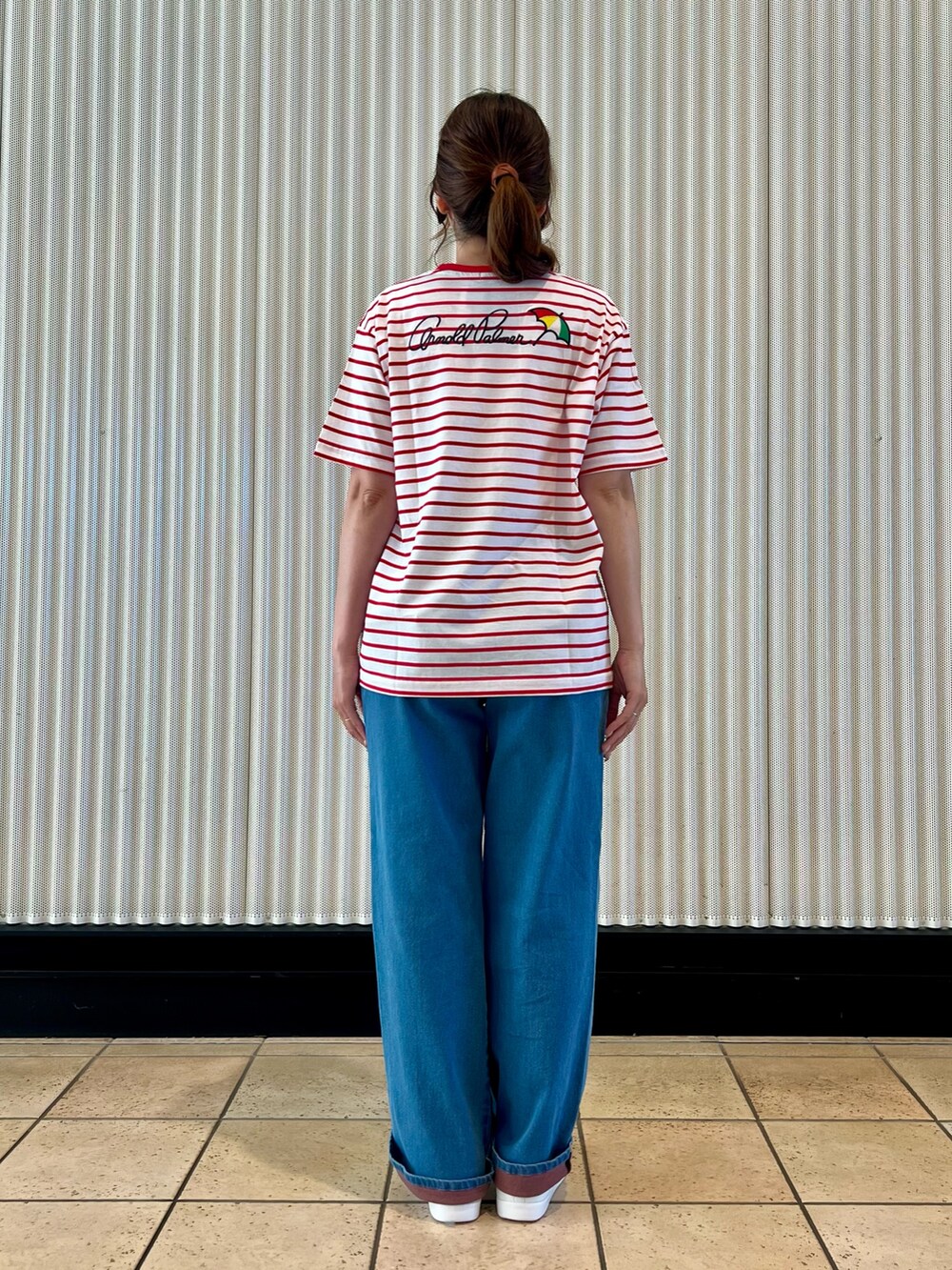 レッド系のTシャツ/カットソー、ホワイト系のトートバッグ、レッド系のスニーカーを着用したレディースの夏コーディネートの7枚目の写真