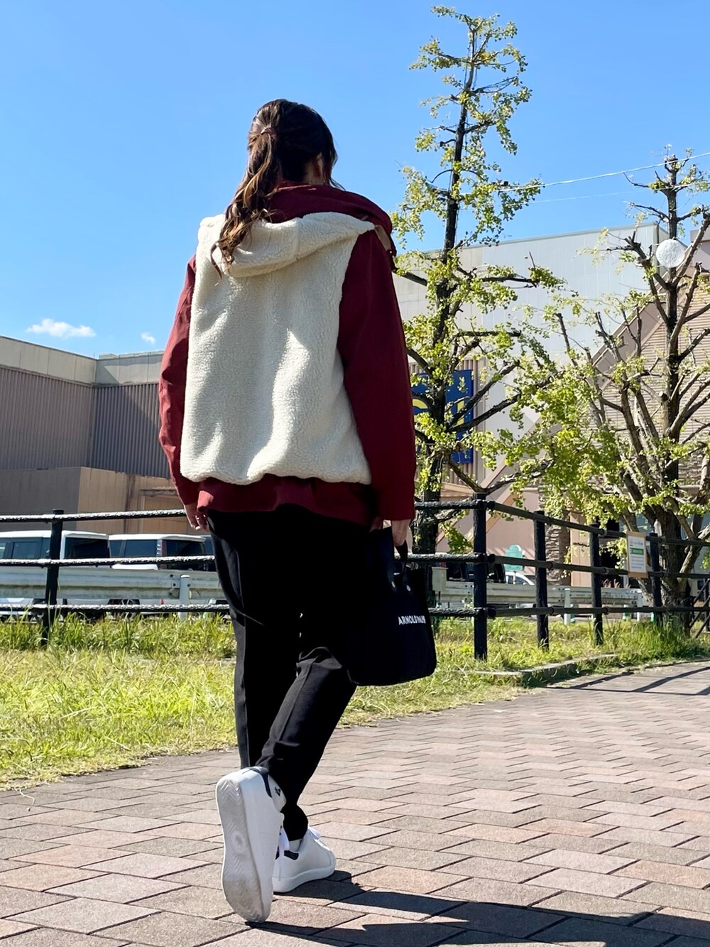 ブラック系のトートバッグ、ブラック系のその他パンツ、ホワイト系のニット/セーターを着用したレディースの秋コーディネートの4枚目の写真