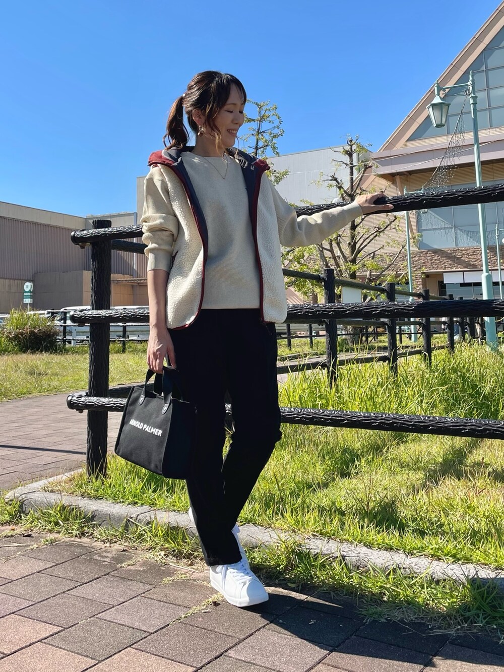 ブラック系のトートバッグ、ブラック系のその他パンツ、ホワイト系のニット/セーターを着用したレディースの秋コーディネートの5枚目の写真