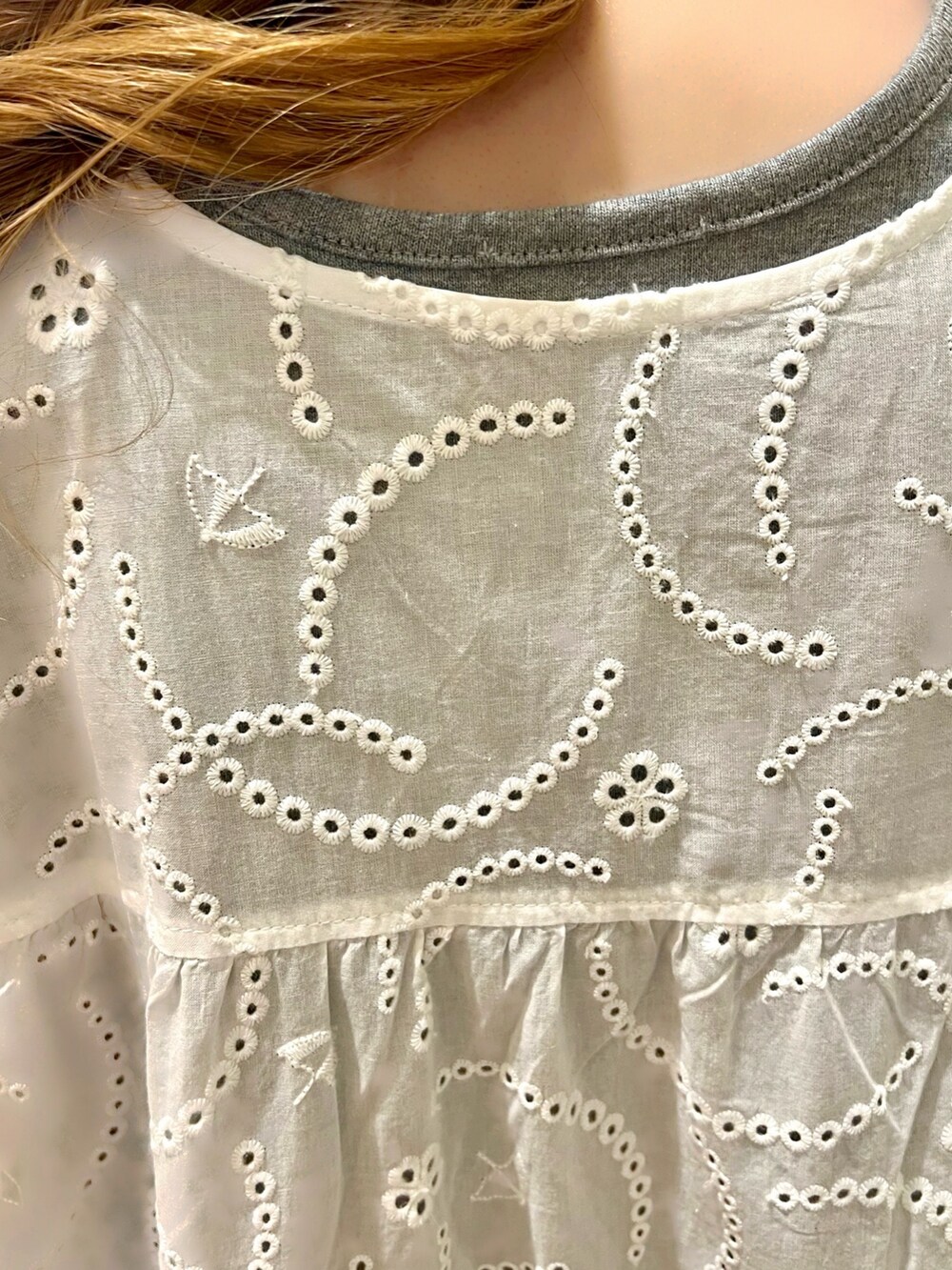 ブラック系のショルダーバッグ、ブラック系のスニーカー、ブルー系のデニムジャケットを着用したレディースの春コーディネートの6枚目の写真