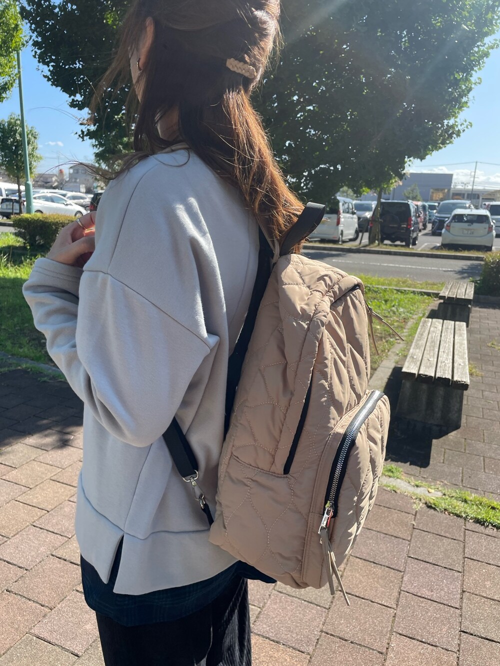 ホワイト系のスニーカー、グレー系のチュニック、ブラック系のその他パンツを着用したレディースの秋コーディネートの5枚目の写真