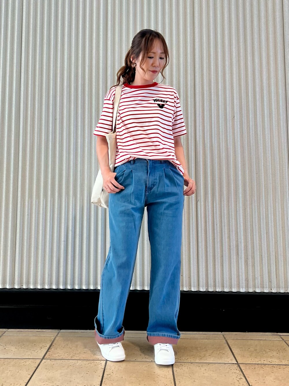 レッド系のTシャツ/カットソー、ホワイト系のトートバッグ、レッド系のスニーカーを着用したレディースの夏コーディネートの3枚目の写真