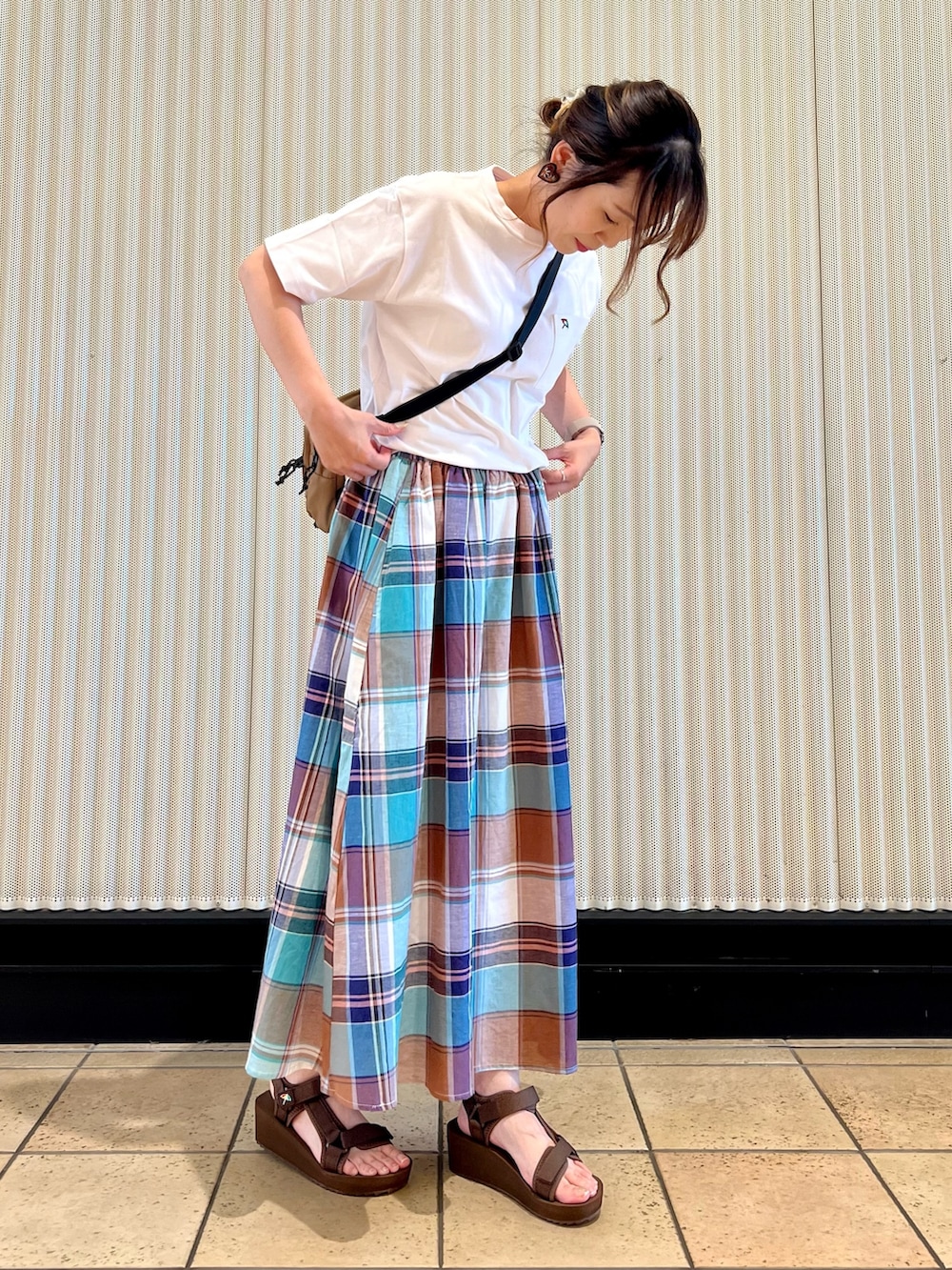 ホワイト系のTシャツ/カットソー、グリーン系のスカート、ベージュ系のショルダーバッグを着用したレディースの夏コーディネートの5枚目の写真