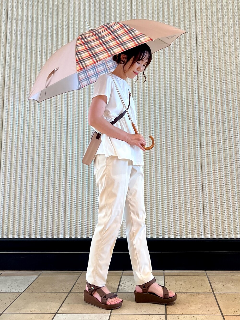 ホワイト系のTシャツ/カットソー、ホワイト系のその他パンツ、ベージュ系のショルダーバッグを着用したレディースの夏コーディネートの5枚目の写真