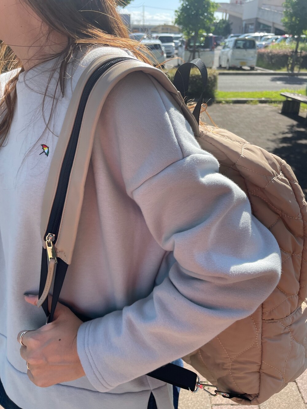 ホワイト系のスニーカー、グレー系のチュニック、ブラック系のその他パンツを着用したレディースの秋コーディネートの3枚目の写真