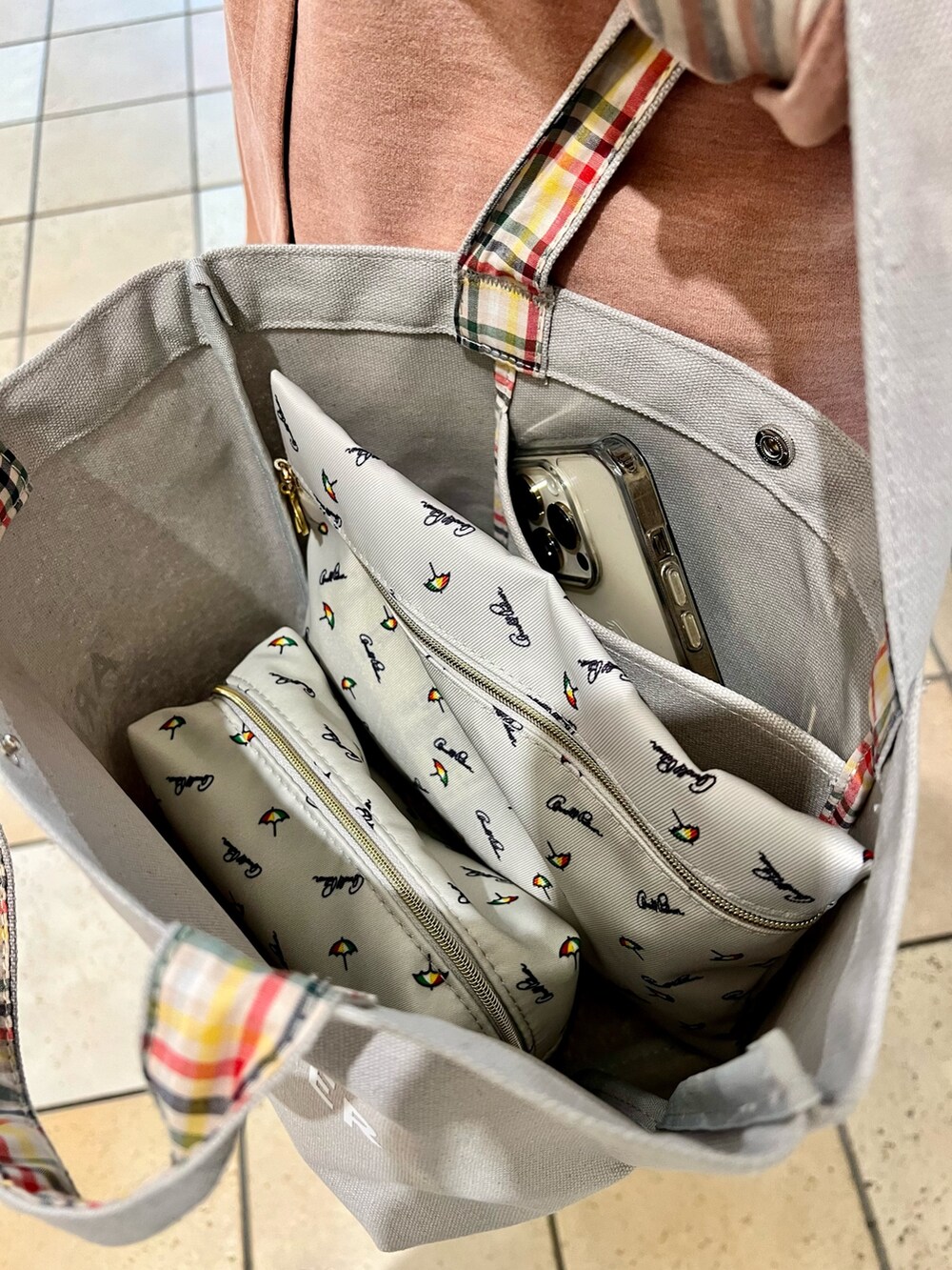 ピンク系のカーディガン/ボレロ、ブラック系のスカート、ベージュ系のトートバッグを着用したレディースの秋コーディネートの5枚目の写真